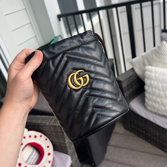 Gucci Black Bucket Bag with Gold Logo - Picture 1 of 6
